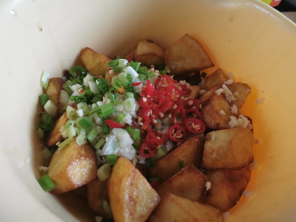鍋巴土豆的做法-香辣味拌菜譜-易網健康養生網 鍋巴土豆的做法-香辣味拌菜譜