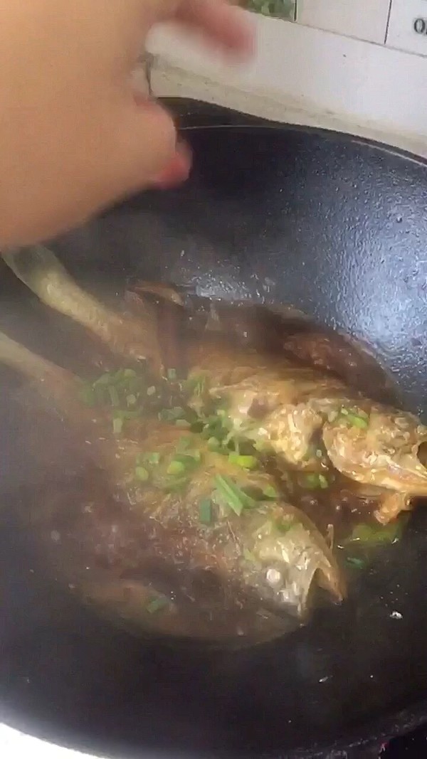 蒜段醬燜黃魚(yú)的做法-家常味燒菜譜