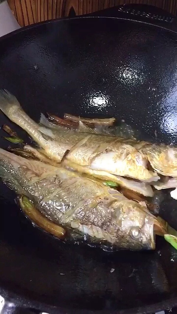 蒜段醬燜黃魚(yú)的做法-家常味燒菜譜