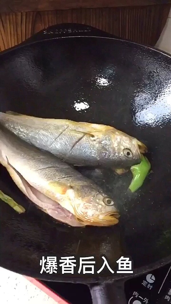 蒜段醬燜黃魚(yú)的做法-家常味燒菜譜