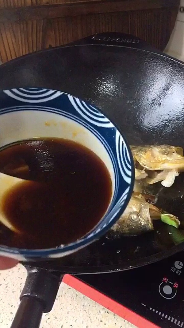 蒜段醬燜黃魚(yú)的做法-家常味燒菜譜