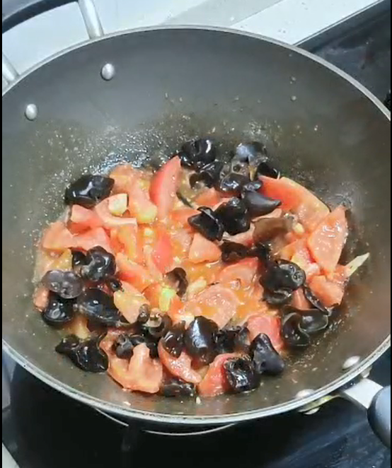 西紅柿木耳炒蛋的做法-酸甜味炒菜譜