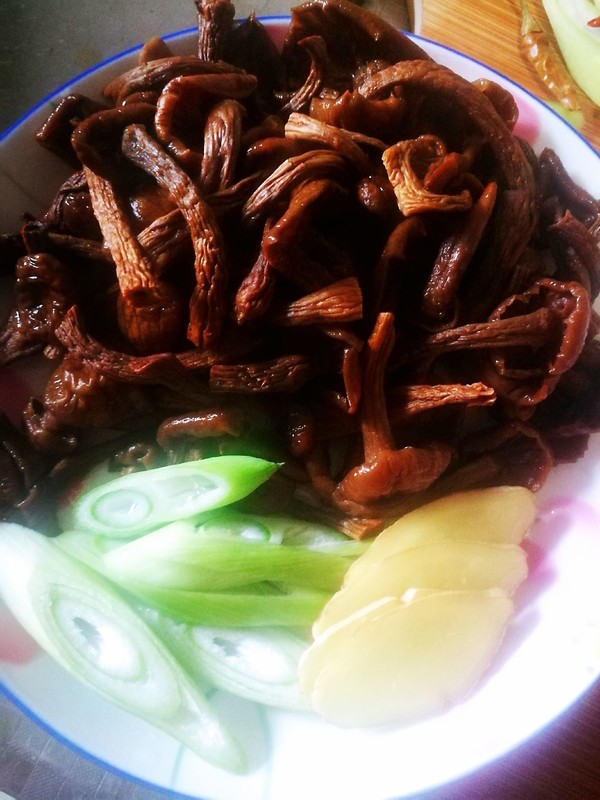 雞腿燉蘑菇的做法-家常味燉菜譜-易網(wǎng)健康養(yǎng)生網(wǎng) 雞腿燉蘑菇的做法-家常味燉菜譜