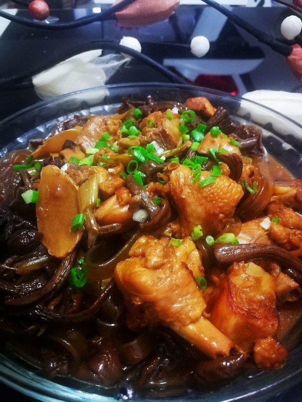 雞腿燉蘑菇的做法-家常味燉菜譜-易網(wǎng)健康養(yǎng)生網(wǎng) 雞腿燉蘑菇的做法-家常味燉菜譜
