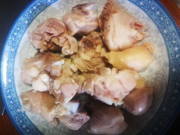 雞腿燉蘑菇的做法-家常味燉菜譜-易網(wǎng)<a href=http://www.aoa7937.com/ target=_blank class=infotextkey>健康養(yǎng)生</a>網(wǎng) 雞腿燉蘑菇的做法-家常味燉菜譜