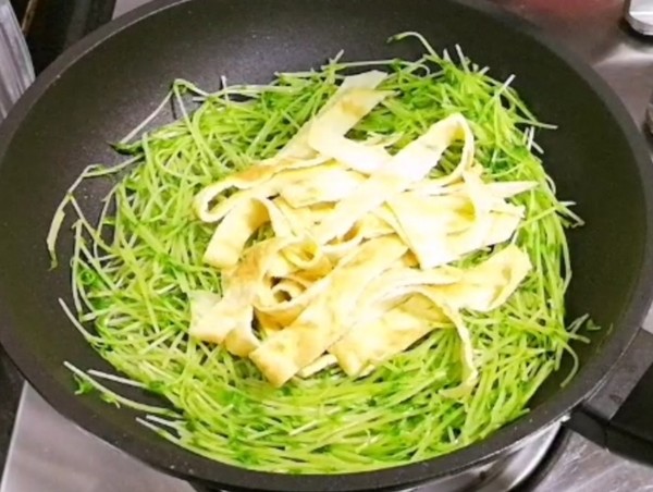 翡翠豆苗炒雞蛋的做法-家常味炒菜譜