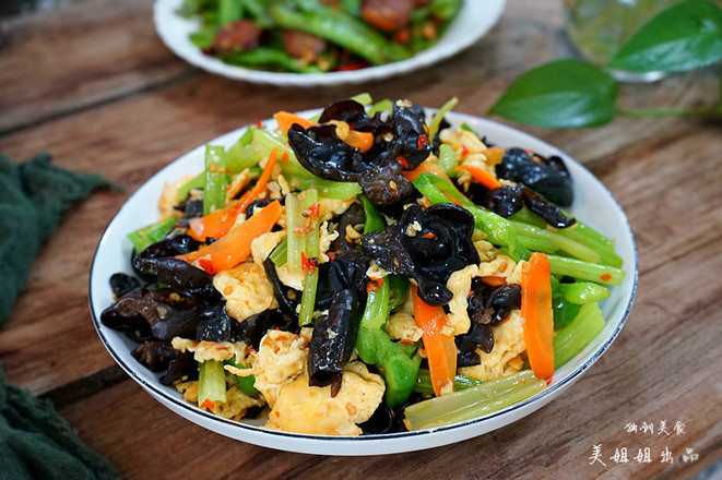 芹菜木耳炒雞蛋的做法-家常味炒菜譜