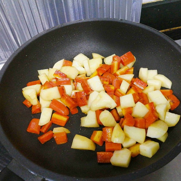 水果胡蘿卜土豆炒肉的做法-家常味炒菜譜