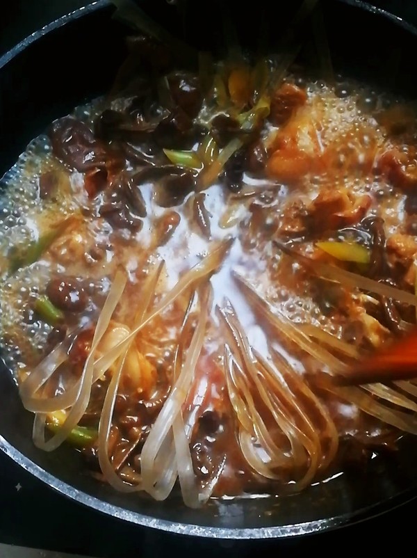 雞腿燉蘑菇的做法-家常味燉菜譜-易網(wǎng)健康養(yǎng)生網(wǎng) 雞腿燉蘑菇的做法-家常味燉菜譜