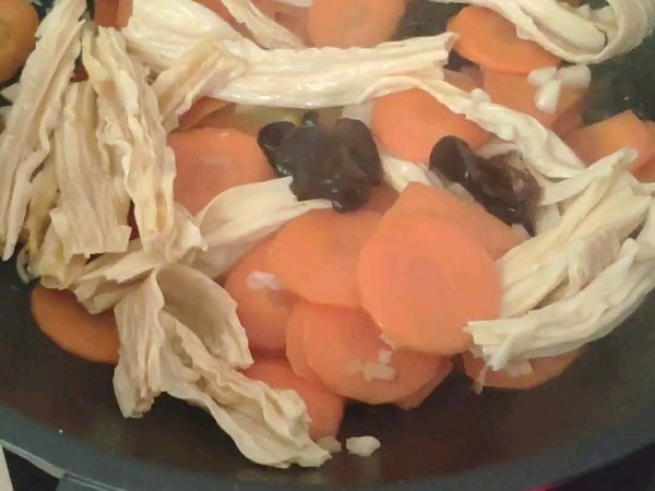 紅蘿卜燉腐竹的做法-家常味燉菜譜