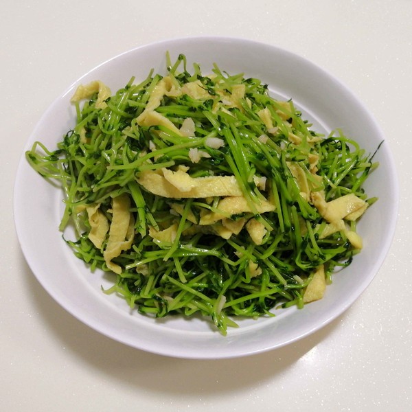 翡翠豆苗炒雞蛋的做法-家常味炒菜譜-易網健康養生網 翡翠豆苗炒雞蛋的做法-家常味炒菜譜