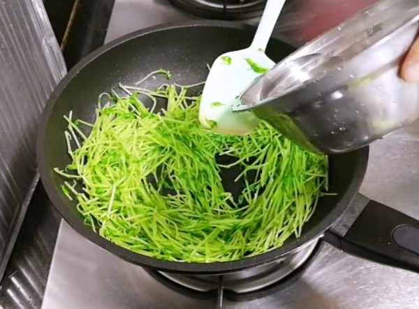 翡翠豆苗炒雞蛋的做法-家常味炒菜譜