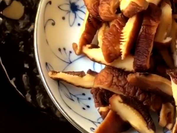 香菇炒芥蘭的做法-家常味炒菜譜
