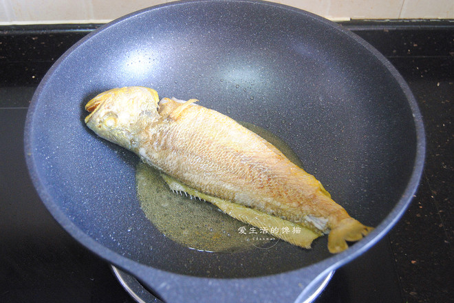 山黃皮燜黃花魚的做法-家常味燜菜譜-易網健康養生網 山黃皮燜黃花魚的做法-家常味燜菜譜