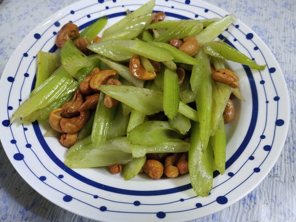 西芹腰果的做法-咸鮮味炒菜譜-易網健康養生網 西芹腰果的做法-咸鮮味炒菜譜