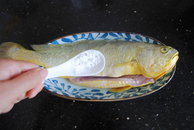 山黃皮燜黃花魚的做法-家常味燜菜譜-易網健康養生網 山黃皮燜黃花魚的做法-家常味燜菜譜