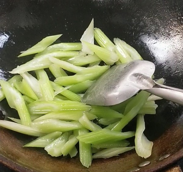 西芹腰果的做法-咸鮮味炒菜譜