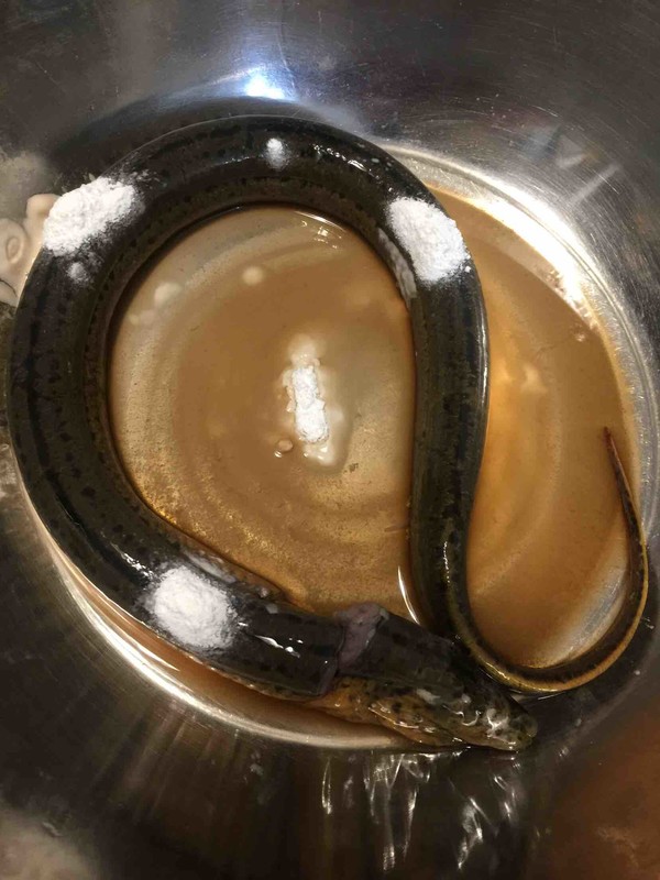 大蒜燒黃鱔的做法-蒜香味燒菜譜-易網<a href=http://www.aoa7937.com/ target=_blank class=infotextkey>健康養生</a>網 大蒜燒黃鱔的做法-蒜香味燒菜譜