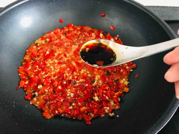 拿的出手的宴客菜，剁椒魚頭，超下飯零失敗的做法-咸鮮味蒸菜譜