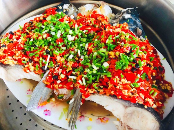 拿的出手的宴客菜，剁椒魚頭，超下飯零失敗的做法-咸鮮味蒸菜譜