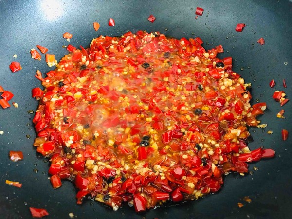 拿的出手的宴客菜，剁椒魚頭，超下飯零失敗的做法-咸鮮味蒸菜譜