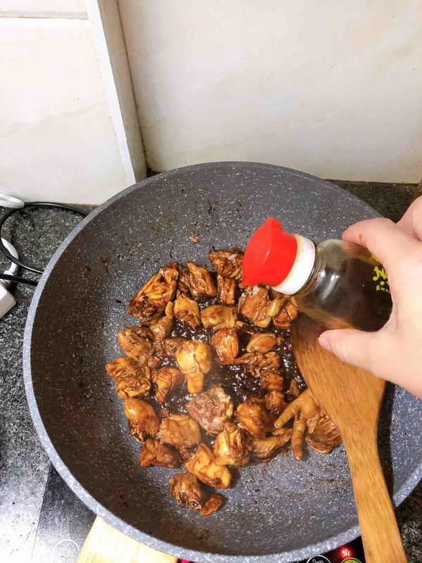 板栗燒雞的做法-醬香味燒菜譜