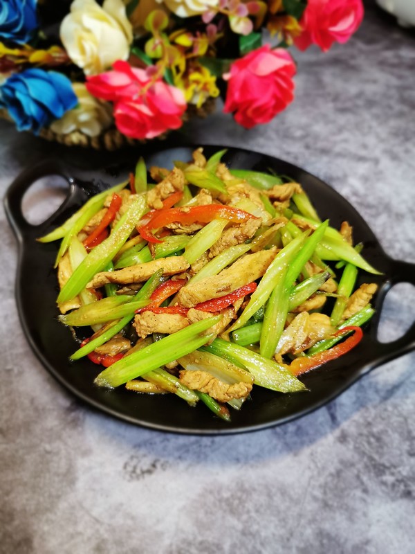 雞胸肉炒芹菜的做法-家常味炒菜譜-易網(wǎng)健康養(yǎng)生網(wǎng) 雞胸肉炒芹菜的做法-家常味炒菜譜