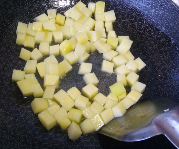 紅燒茄子土豆的做法-家常味炒菜譜-易網(wǎng)健康養(yǎng)生網(wǎng) 紅燒茄子土豆的做法-家常味炒菜譜