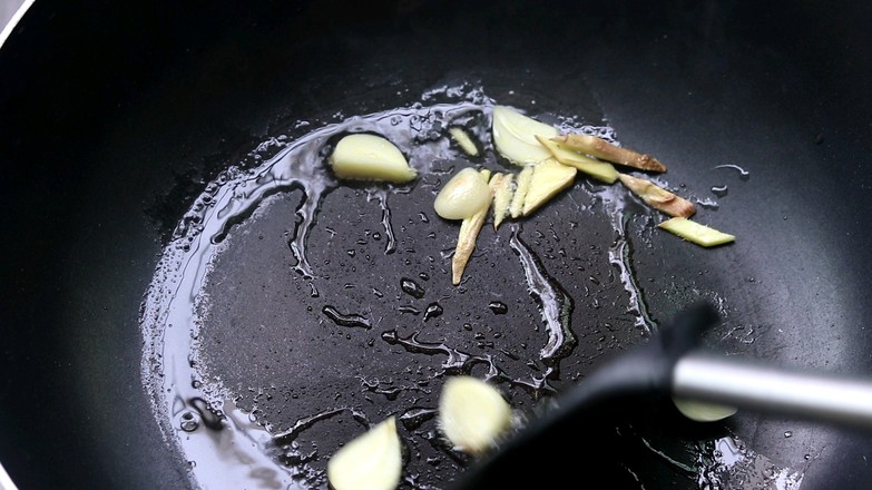 油面筋炒熏干的做法-家常味炒菜譜-易網(wǎng)健康養(yǎng)生網(wǎng) 油面筋炒熏干的做法-家常味炒菜譜