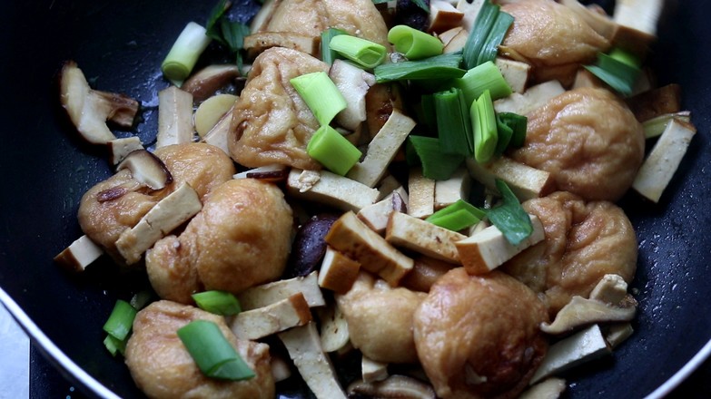油面筋炒熏干的做法-家常味炒菜譜-易網(wǎng)健康養(yǎng)生網(wǎng) 油面筋炒熏干的做法-家常味炒菜譜
