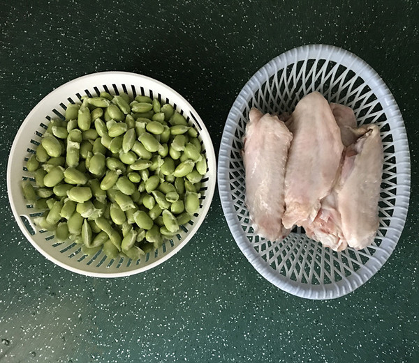 毛豆燒鴨翅的做法-家常味燒菜譜-易網(wǎng)<a href=http://www.aoa7937.com/ target=_blank class=infotextkey>健康養(yǎng)生</a>網(wǎng) 毛豆燒鴨翅的做法-家常味燒菜譜
