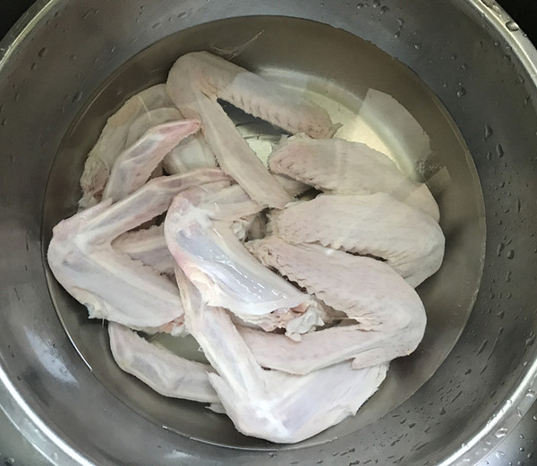 毛豆燒鴨翅的做法-家常味燒菜譜-易網(wǎng)健康養(yǎng)生網(wǎng) 毛豆燒鴨翅的做法-家常味燒菜譜
