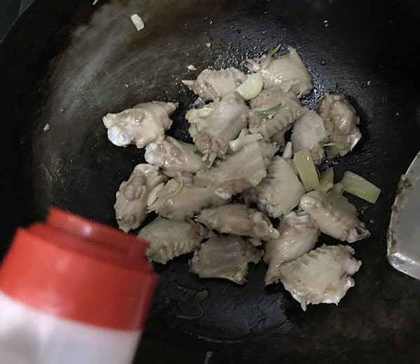 毛豆燒鴨翅的做法-家常味燒菜譜-易網(wǎng)健康養(yǎng)生網(wǎng) 毛豆燒鴨翅的做法-家常味燒菜譜