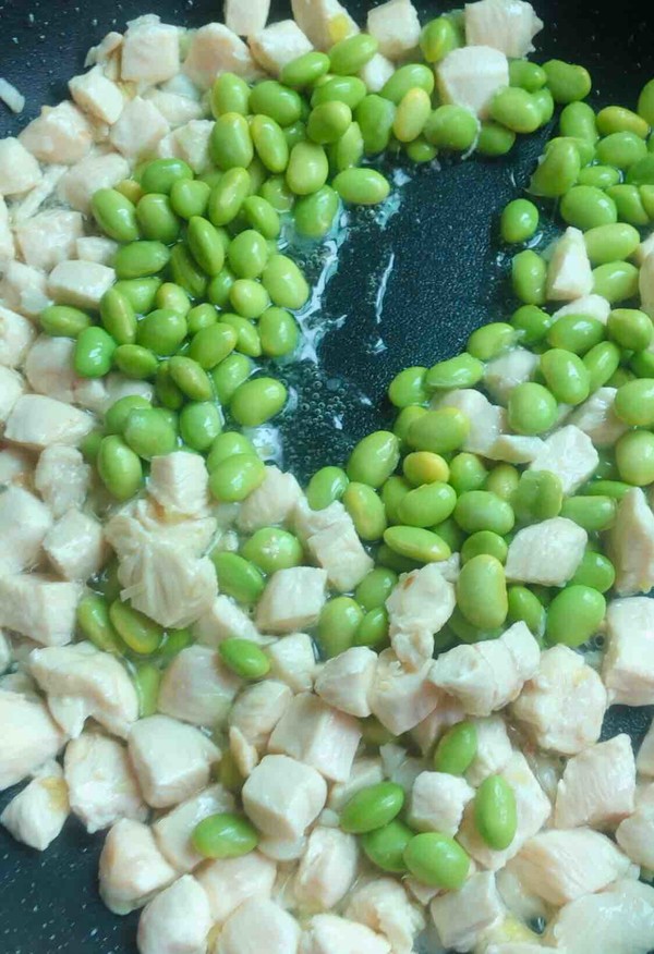 青豆雞丁的做法-家常味炒菜譜