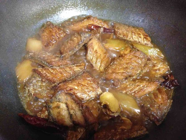 酒香燜帶魚的做法-家常味燜菜譜