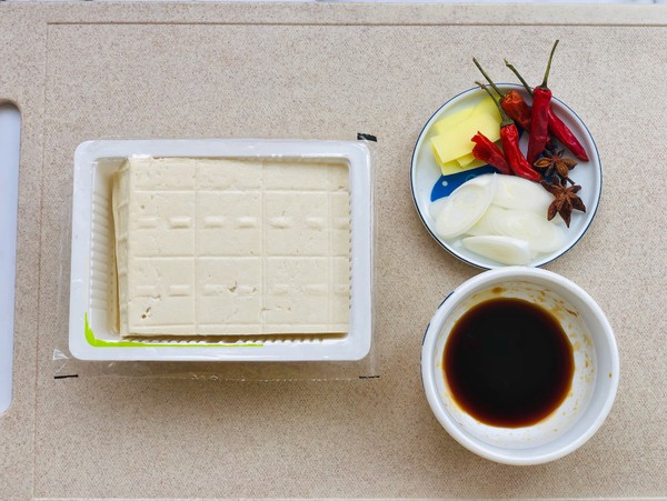 紅燒三角豆腐的做法-家常味炒菜譜-易網<a href=http://www.aoa7937.com/ target=_blank class=infotextkey>健康養生</a>網 紅燒三角豆腐的做法-家常味炒菜譜