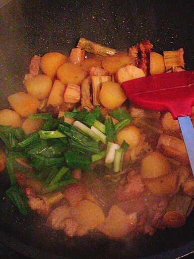 筍干土豆燉肉的做法-咸鮮味燉菜譜-易網(wǎng)健康養(yǎng)生網(wǎng) 筍干土豆燉肉的做法-咸鮮味燉菜譜