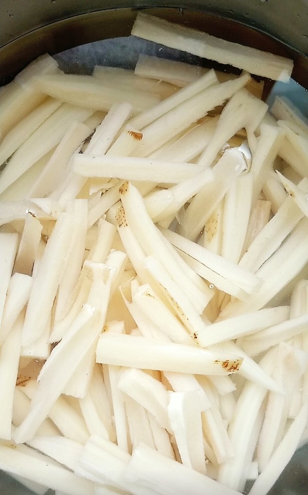 干煸藕條的做法-咸鮮味炸菜譜