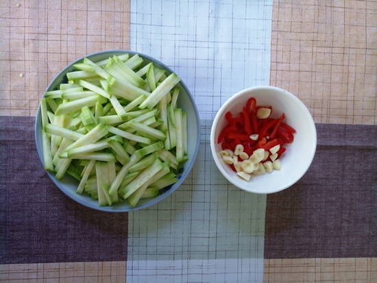 清炒西葫蘆絲的做法-家常味炒菜譜-易網(wǎng)<a href=http://www.aoa7937.com/ target=_blank class=infotextkey>健康養(yǎng)生</a>網(wǎng) 清炒西葫蘆絲的做法-家常味炒菜譜