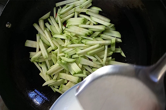 清炒西葫蘆絲的做法-家常味炒菜譜-易網(wǎng)健康養(yǎng)生網(wǎng) 清炒西葫蘆絲的做法-家常味炒菜譜