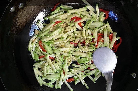 清炒西葫蘆絲的做法-家常味炒菜譜-易網(wǎng)健康養(yǎng)生網(wǎng) 清炒西葫蘆絲的做法-家常味炒菜譜