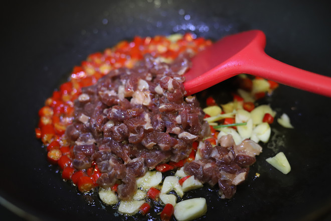 香辣小炒牛肉的做法-麻辣味炒菜譜-易網(wǎng)健康養(yǎng)生網(wǎng) 香辣小炒牛肉的做法-麻辣味炒菜譜