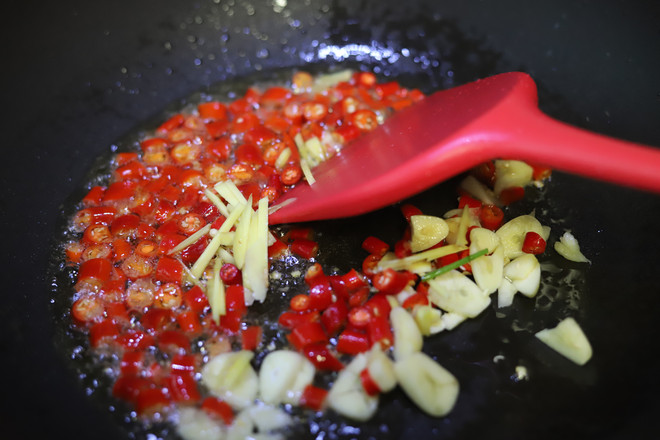 香辣小炒牛肉的做法-麻辣味炒菜譜-易網(wǎng)健康養(yǎng)生網(wǎng) 香辣小炒牛肉的做法-麻辣味炒菜譜