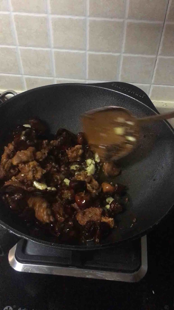 干煸腰果雞翅塊的做法-麻辣味炸菜譜