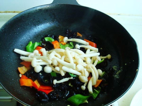 白玉菇木耳炒雞蛋的做法-咸鮮味炒菜譜-易網(wǎng)健康養(yǎng)生網(wǎng) 白玉菇木耳炒雞蛋的做法-咸鮮味炒菜譜