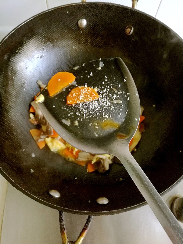 胡蘿卜炒雞蛋蘑菇的做法-咸鮮味炒菜譜