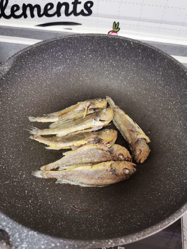 小黃魚燒豆腐的做法-咸鮮味燒菜譜