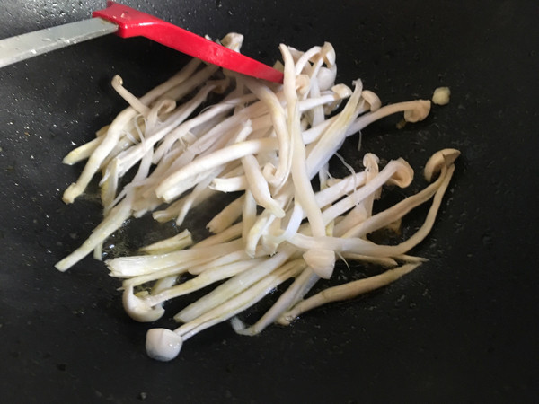 荷包蛋煮海鮮菇的做法-家常味煮菜譜-易網健康養生網 荷包蛋煮海鮮菇的做法-家常味煮菜譜