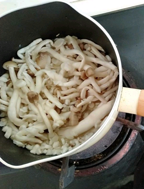 滑菇炒肉的做法-家常味炒菜譜