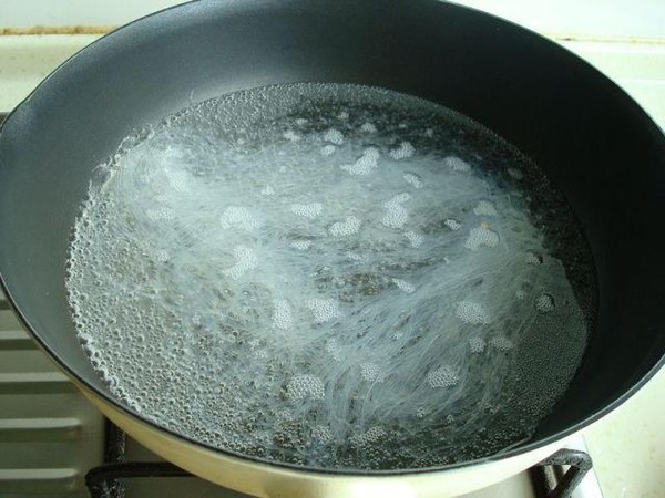 雞蛋粉絲炒綠豆芽的做法-家常味炒菜譜-易網<a href=http://www.aoa7937.com/ target=_blank class=infotextkey>健康養生</a>網 雞蛋粉絲炒綠豆芽的做法-家常味炒菜譜